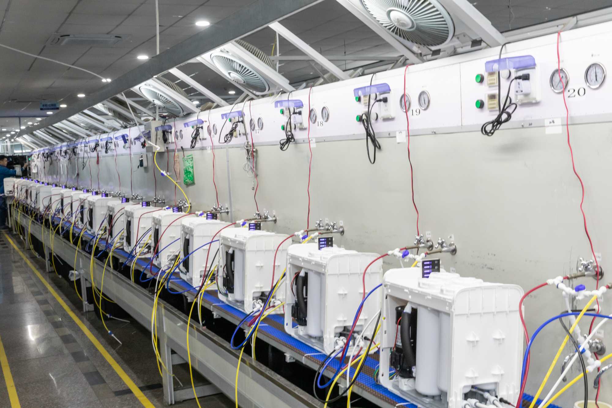Nearly 50,000 square meters of water appliance production base, product design - mold development - injection - filter- parts - assembly, complete manufacturing system, process manufacturing, transformation and upgrading to 'intelligence', increased investment in production equipment, introduction of automation engineering talents, industrial automation transformation, and advanced technologies such as modularization, intelligence and automation to improve production efficiency and product technology.