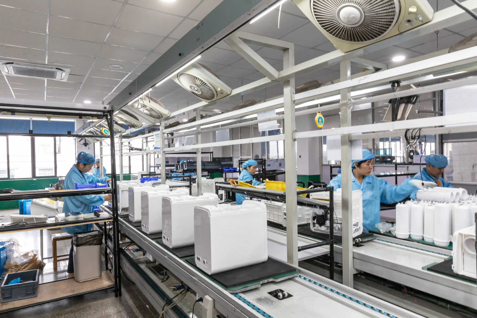 Nearly 50,000 square meters of water appliance production base, product design - mold development - injection - filter- parts - assembly, complete manufacturing system, process manufacturing, transformation and upgrading to 'intelligence', increased investment in production equipment, introduction of automation engineering talents, industrial automation transformation, and advanced technologies such as modularization, intelligence and automation to improve production efficiency and product technology.